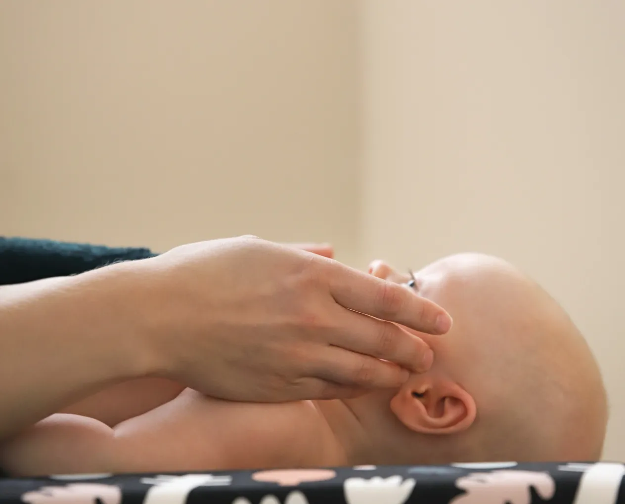 Vauvan hoitoa imetysohjuksen yhteydessä